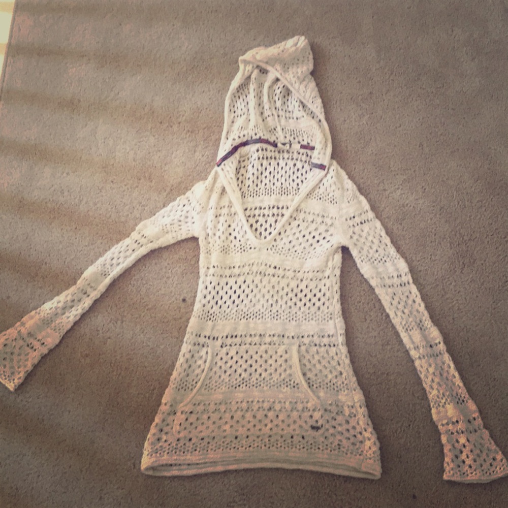 white knitted hoodie